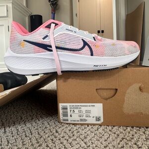 Nike Air Zoom Pegasus 40 White and Pink Running Shoes - Brand New